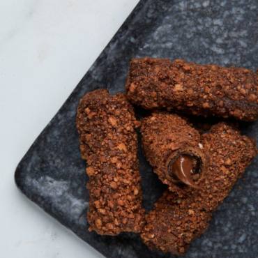 Πουράκια μαρκολάτο με κρέμα φουντούκι και επικάλυψη μπισκότο