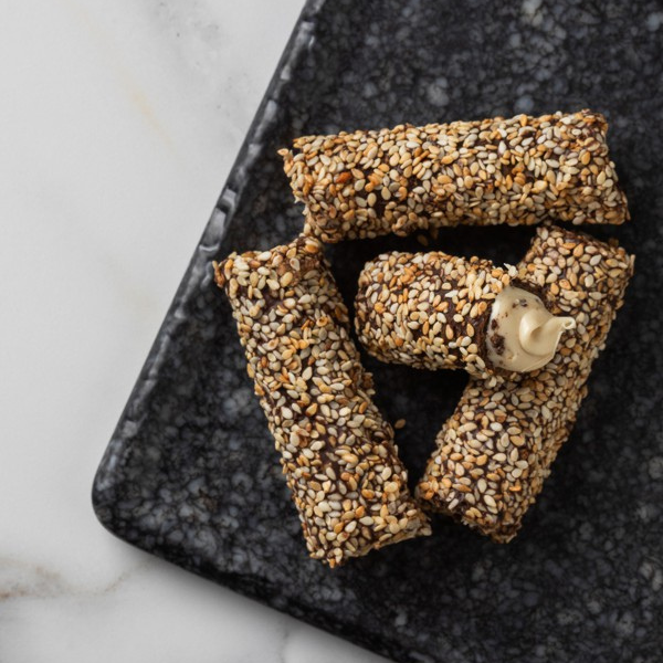 Πουράκια μαρκολάτο με κρέμα ταχίνι και επικάλυψη σουσάμι και σοκολάτα