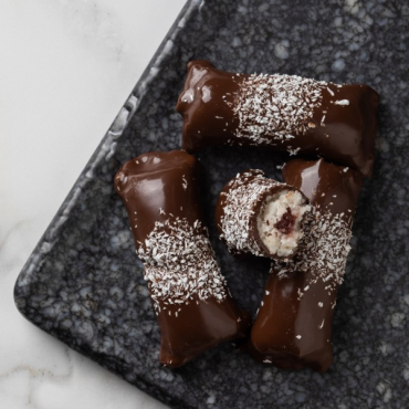 Πουράκια μπάουντι με γέμιση βύσσινο